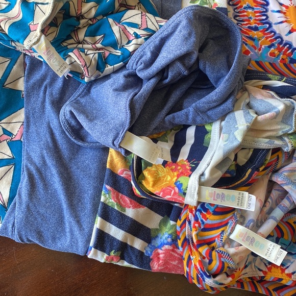 4 Pair of LuLaRoe One Size Leggings - Picture 5 of 5